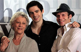 Mónica Mason, directora del Royal Ballet de Londres, junto a los bailarines Federico Bonelli y Johan Kobborg, durante una rueda de prensa en La Habana, el 11 de Julio de 2009. (AP)