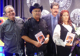 De izquierda a derecha: Diego Manrique, periodista de 'El País'; Eliades Ochoa; Julio Ballester, viceministro de Cultura de Cuba; y Grisel Sande, autora del libro. (M.S.)