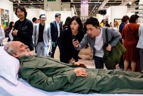 Los visitantes toman fotos a una pieza hiperrealista de Fidel Castro parte del proyecto «Cumbre» del artista chino Shen Shaomin, en Art Basel en Hong Kong el 21 de marzo de 2017