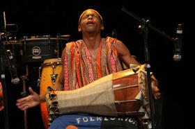 Un percusionista se presenta el 8 de marzo de 2011 en la gala inaugural del X Festival Internacional “Guillermo Barreto in memoriam”, en el teatro “Mella” de La Habana, Cuba