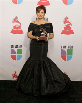 Gloria Estefan muestra una de sus estatuillas en la entrega de los Grammy Latinos