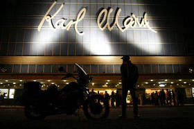 Un policía custodia la entrada del teatro Karl Marx, en La Habana, el 2 de diciembre de 2008. (AP)