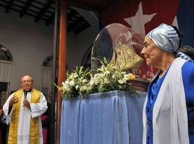 Alicia Alonso (d) asiste a una ceremonia presidida por el cardenal Jaime Ortega