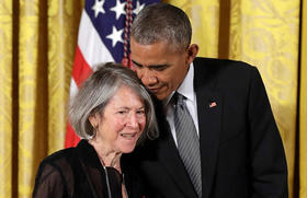 Glück, junto al presidente Obama en 2016, cuando recibió la medalla nacional de Humanidades