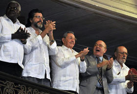 El presidente cubano Raúl Castro (c) junto a Esteban Lazo (i); el ministro de Cultura, Abel Prieto