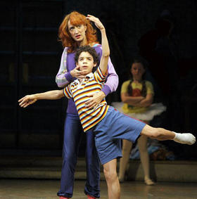 David Álvarez, en una de las escenas del musical 'Billy Elliot', presentada en el Imperial Theatre de Broadway, en Nueva York (AP)