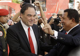 El cineasta estadounidense Oliver Stone y el presidente de Venezuela, Hugo Chávez, posan como 'estrellas' en el Festival de Cine de Venecia. Italia, 7 de septiembre de 2009. (AP)