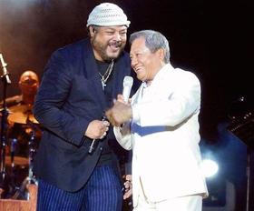 Armando Manzanero y Pancho Céspedes durante uno de sus conciertos