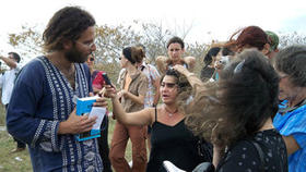 Orlando Luis Pardo habla con la prensa tras la presentación de 'Boring Home', en los alrededores de la Fortaleza de la Cabaña. La Habana, 16 de febrero de 2009. (Generación Y)