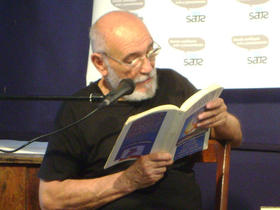 Rafael Alcides leyendo su poesía en la revista Encuentro de la Cultura Cubana, en una velada organizada por Estado de SATS en La Habana. (Fotografía tomada de Cubanet.)
