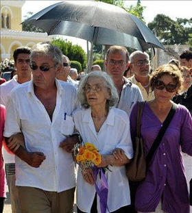La poetisa Fina García Marruz (al centro), viuda de Cintio Vitier, y su hijo Sergio Vitier (izquierda). Entierro del poeta y ensayista Cintio Vitier. Cementerio de Colón, La Habana, 2 de septiembre de 2009. (EFE)