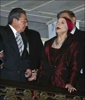 Raúl Castro y Alicia Alonso durante la gala. (Yahoo)