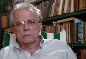 El autor Antón Arrufat en su casa de La Habana. El conocido dramaturgo se encuentra de visita en Miami, para participar en una conferencia. Antón Arrufat
