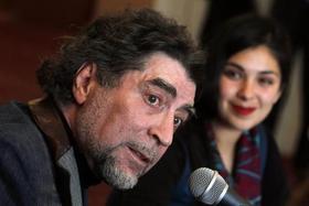 El cantante español Joaquín Sabina (i) habla junto a la diputada comunista y exdirigente estudiantil Karol Cariola (d) durante un conversatorio con periodistas en Santiago (Chile), el lunes 25 de agosto de 2014