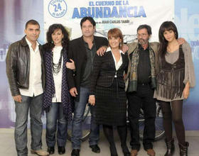 Los actores y el director durante la presentación en Madrid de 'El cuerno de la abundancia'