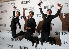 David Álvarez, Kiril Kulish y Trent Kowalik, durante la entrega de los premios Tony, en Nueva York, el 7 de junio de 2009. (AP)
