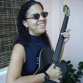 La guitarrista Danays Bautista