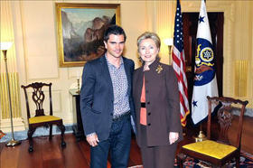 El cantante colombiano Juanes y la secretaria de Estado norteamericana, Hillary Clinton. Washington, 11 de junio de 2009. (EL ECONOMISTA)