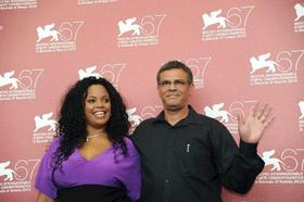 La actriz cubana Yahima Torres (izquierda) y el director francés Abdellatif Kechiche (derecha) posan durante el pase gráfico de su película Venus Noire que compite en el Festival Internacional de Cine de Venecia. La actriz cubana Yahima Torres (izquierda) y el director francés Abdellatif Kechiche (derecha)