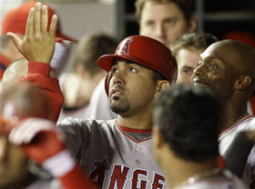 Kendry Morales, durante un juego entre los Angelinos de los Ángeles y los Marineros de Seattle, el 18 de mayo de 2009. (AP)