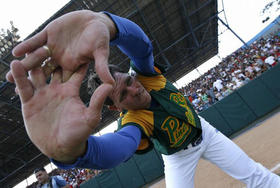 El pitcher Yunieski Maya, durante una sesión de entrenamiento para el Segundo Clásico Mundial. La Habana, 15 de febrero de 2009. (REUTERS)