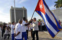 El primer vicepresidente del Consejo de Estado cubano, Miguel Díaz-Canel Bermúdez (centro derecha ), entrega al pentacampeón mundial, Mijaín López (centro izquierda), la bandera nacional que acompañó a la delegación de la Isla durante los XVII Juegos Panamericanos en Toronto, Canadá