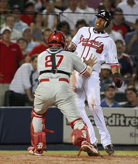 Yunel Escobar (dcha.), durante un juego de los Bravos de Atlanta el 6 de junio de 2008. (AP)