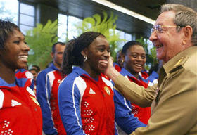 Raúl Castro despidió a la delegación que asistirá a Pekín 2008. (AP)