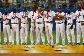 Entrega de la medalla de plata a la selección cubana en las Olimpiadas de Pekín, el 15 de agosto de 2008. (AFP)