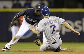 Yuniesky Betancourt (izq.), durante un juego de los Marineros de Seattle y los Rangers de Texas, en Seattle, el 4 de mayo de 2009. (AP)