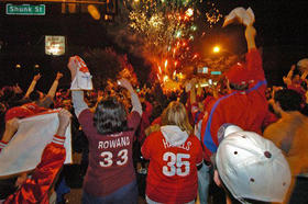 Los fans de los Filis de Filadelfia celebran la victoria del equipo local en la Serie Mundial, el 29 de octubre de 2008. (AP)