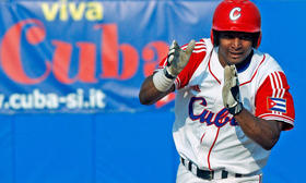 Ariel Borrero de Cuba celebra tras pegar un home-run durante la final de la Copa Mundial de béisbol disputada contra EEUU en Nettuno, Italia, el 27 de septiembre de 2009