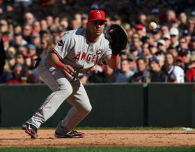 Kendry Morales, de los Angelinos de Anaheim, en el séptimo inning de un partido contra los Medias Rojas. Boston, Massachussets, 11 de octubre de 2009. (AFP)