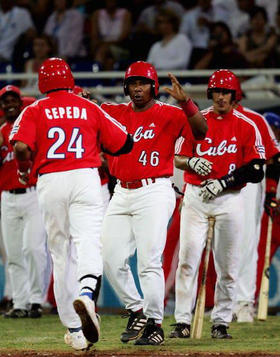 Frederich Cepeda (24), Osmani Urrutia (46, centro) y Ariel Pestano (8), durante un partido contra Australia en las Olimpíadas de Atenas-2004. (AFP)