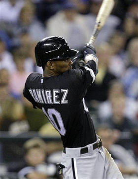Alexei Ramírez, de los Medias Blancas de Chicago, durante el juego contra los Marineros de Seattle, el 11 de agosto de 2009. (AP)