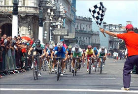 Noslén Fuentes (con camiseta azul) llega a la línea de meta en el tramo final de la Vuelta a Cuba. La Habana, 22 de febrero de 2009. (EFE)