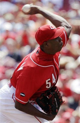 El pitcher cubano Aroldis Chapman, de los Rojos de Cincinnati, en un partido frente a los Rockies de Colorado, el 11 de agosto de 2011, en Cincinnati. (AP)