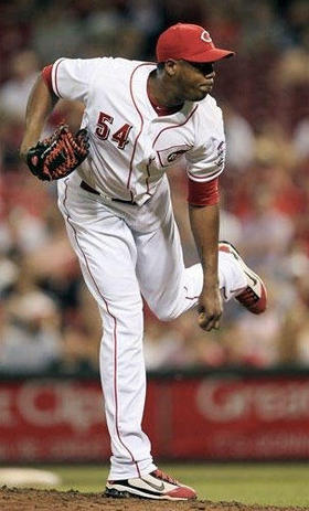 El pitcher Aroldis Chapman, durante el juego de los Rojos contra los Bravos de Atlanta. Cincinnati, el 23 de mayo de 2012