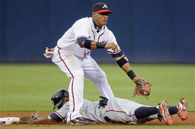Yunel Escobar (de pie), de los Bravos de Atlanta, y Nyjer Morgan, de los Nacionales de Washington. (AP)