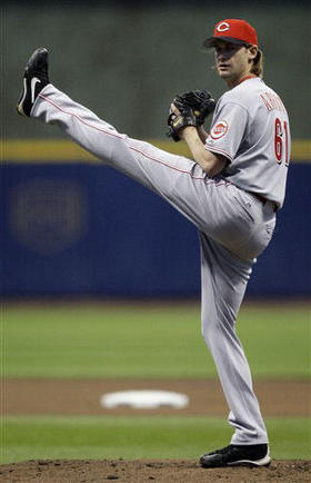 El pitcher Bronson Arroyo, durante el juego entre los Rojos de Cincinnati y los Cerveceros de Milwaukee, en Milwaukee, el 14 de abril de 2009. (AP)