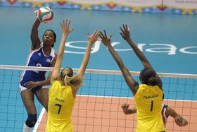 La cubana Yanelis Santos (i) remata ante las brasileñas Marianne Steinbrecher (2 i) y Fabiana Claudino (d), el jueves 20 de octubre de 2011, durante la final de voleibol femenino de los Juegos Panamericanos Guadalajara 2011. (EFE) La cubana Yanelis Santos (i) remata ante las brasileñas Marianne Steinbrecher (2 i) y Fabiana Claudino (d)