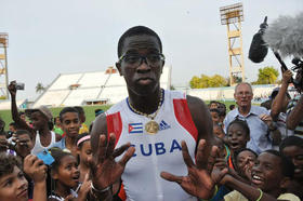 Dayron Robles, al finalizar la carrera por el centenario de la IAAF. La Habana, 27 de mayo de 2012.
