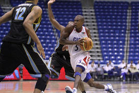 Cinco jugadores del equipo cubano de baloncesto desertaron este martes. Foto TVN Noticias