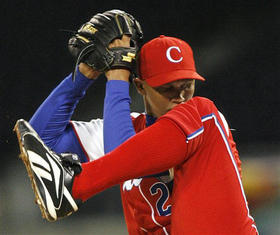 El pitcher Norge Luis Vera, en el primer inning del juego con México, en San Diego, el 16 de marzo de 2009. (AP)