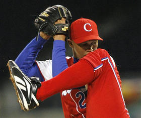 El pitcher Norge Luis Vera, en el primer inning del juego con México, en San Diego, el 16 de marzo de 2009. (AP) El pitcher Norge Luis Vera, en el primer inning del juego con México, en San Diego, el 16 de marzo de 2009. (AP)