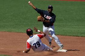 El estadounidense William Thurston (arriba) pone fuera al cubano José Daniel Abreu (abajo) durante el partido que los enfrentó el lunes 24 de octubre de 2011, por las semifinales de béisbol de los Juegos Panamericanos Guadalajara 2011, en el Estadio Panamericano de Béisbol de Lagos de Moreno, México