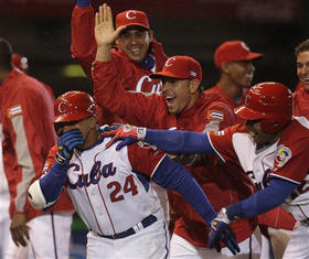 Frederich Cepeda (24), felicitado por sus compañeros de equipo tras pegar un jonrón de tres carreras en el séptimo inning. México, 12 de marzo de 2009. (AP)