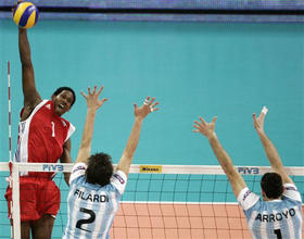 Wilfredo León (al fondo), durante el juego de Cuba y Argentina, en Belgrado, el 22 de julio de 2009. (AP)