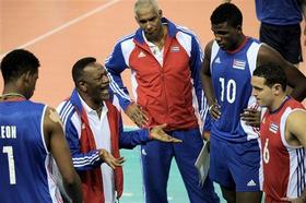 El técnico de la selección cubana de voleibol conversa con algunos jugadores