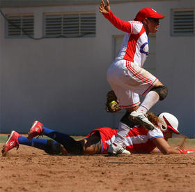 La cubana Diamela Mailín Sánchez (arriba) trata de ponchar a la puertorriqueña Izmena Cabrera (abajo), el martes 18 de octubre de 2011, durante el partido de preliminares de los Juegos Panamericanos Guadalajara 2011